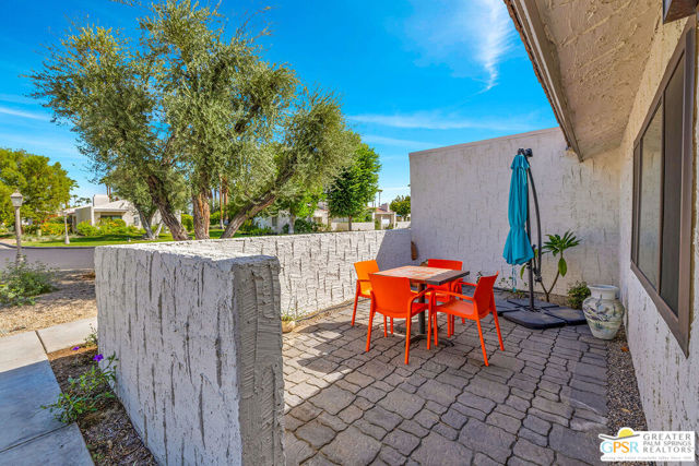 525 W Sunshine Circle, Palm Springs, CA 92264