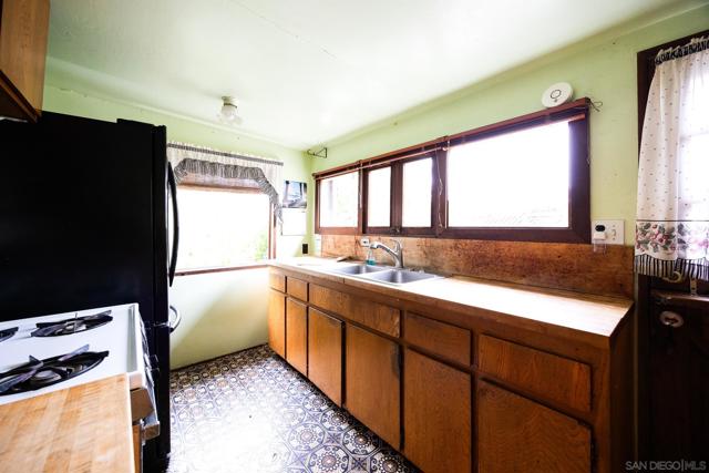 890 Capri Rd, Encinitas CA: https://media.crmls.org/mediaz/c15d0430-747a-4244-befd-9b45fe08386e.jpg