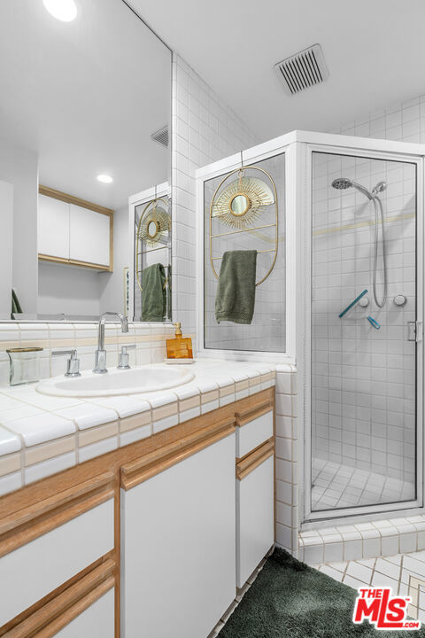 20 Quarterdeck Street, Marina del Rey CA: https://media.crmls.org/mediaz/c15d064e-4de6-4a6e-90cc-64158a622d97.jpg