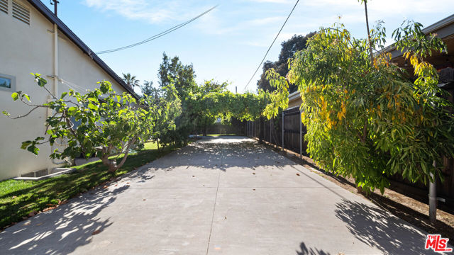 5453 Hazeltine Avenue photo 8