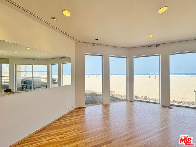 3505 Ocean Front Walk, Marina del Rey CA: https://media.crmls.org/mediaz/c15d4616-cfc0-4168-8c41-5c7e59d60584.jpg