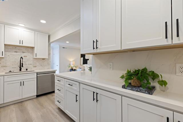 1692 Maryland St, Redwood City CA: https://media.crmls.org/mediaz/c15ddf2b-0ad8-40f6-aaad-6f6e24b29a10.jpg