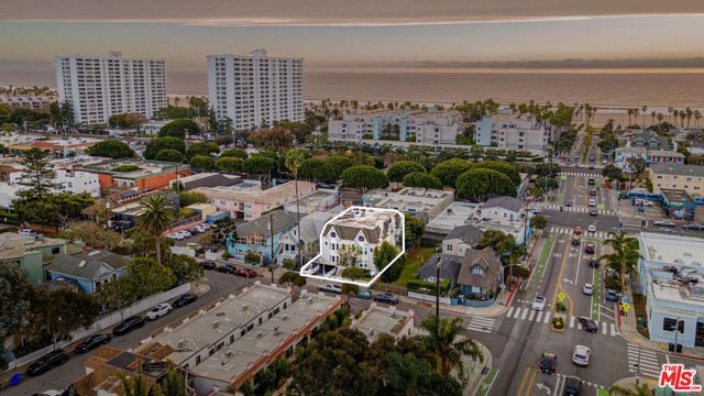 2622 2nd Street, Santa Monica CA: https://media.crmls.org/mediaz/c15e7ed9-b292-4f20-89af-332630350dcb.jpg