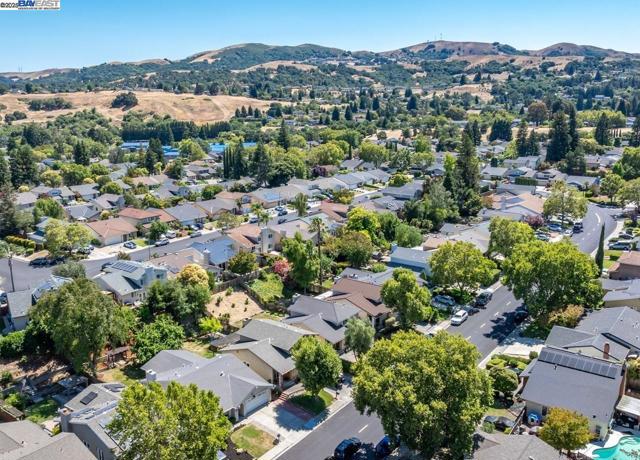2485 Talavera Dr, San Ramon CA: https://media.crmls.org/mediaz/c15ff7e4-042d-41eb-9cba-a8870316e510.jpg