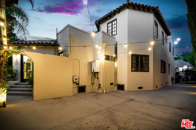 14071 Roblar Road, Sherman Oaks CA: https://media.crmls.org/mediaz/c16013d7-bda9-4014-b60d-384da2072bbb.jpg