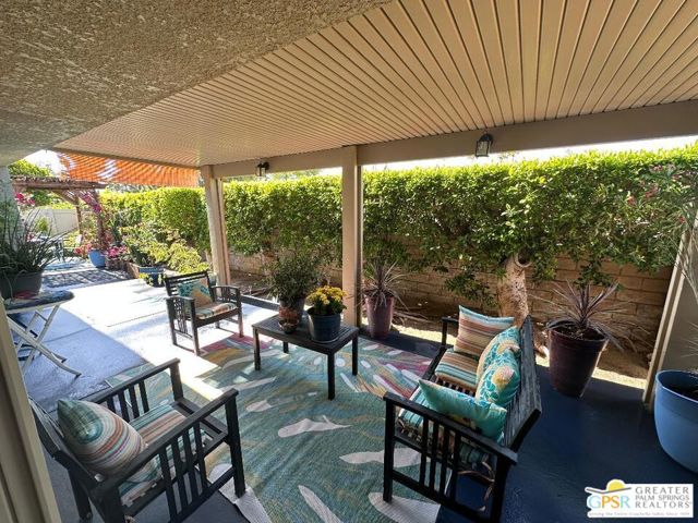 1533 N Sunflower Court, Palm Springs CA: https://media.crmls.org/mediaz/c1607249-a1be-4f91-9777-e160994e2c37.jpg