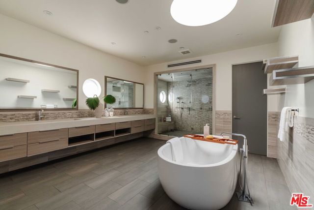 770 Paseo Miramar, Pacific Palisades CA: https://media.crmls.org/mediaz/c1608a75-1298-4e8e-83c3-1519daae6e85.jpg