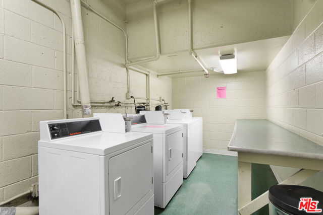 947 W 30th Street, Los Angeles CA: https://media.crmls.org/mediaz/c1612dbb-2db0-4a4f-8b2d-b5c7d500ded0.jpg