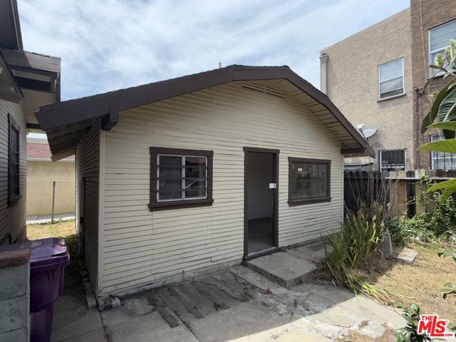 1145 E 10th Street, Long Beach CA: https://media.crmls.org/mediaz/c16148b7-0190-4508-a59c-93ae2e6749e0.jpg