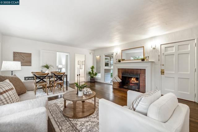5810 Estates Dr, Oakland CA: https://media.crmls.org/mediaz/c1623149-8d1c-4d70-ba78-6c480f4d0fc0.jpg