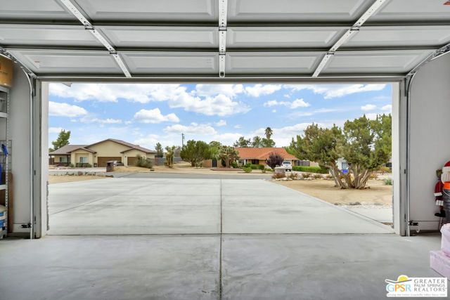 57745 San Tropeze Drive, Yucca Valley CA: https://media.crmls.org/mediaz/c162dc1d-d074-427d-b7ff-0108e089fe5a.jpg