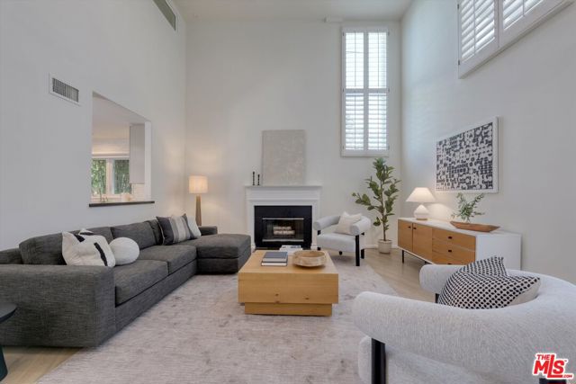 833 17th Street, Santa Monica CA: https://media.crmls.org/mediaz/c1631ae9-d5bf-4755-84c5-404f5b638b0f.jpg