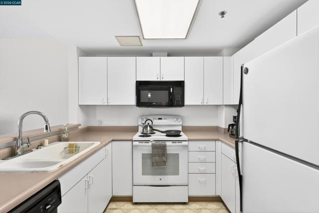 988 Franklin St, Oakland CA: https://media.crmls.org/mediaz/c1647175-a29a-48f3-8605-a8605caed0e8.jpg