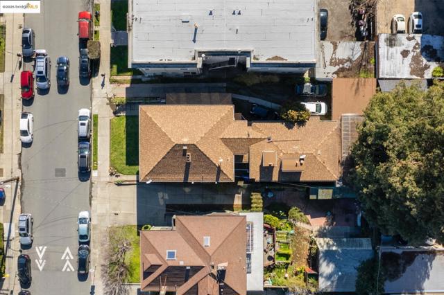 429 Euclid Ave, Oakland CA: https://media.crmls.org/mediaz/c165cbc7-4285-4256-ba4d-f9401534675b.jpg