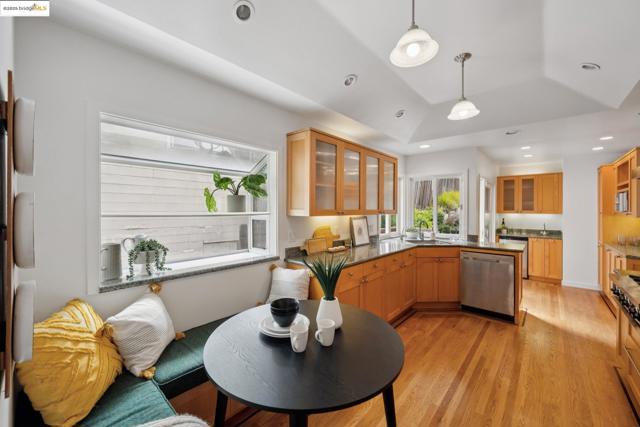 6141 Broadway Ter, Oakland CA: https://media.crmls.org/mediaz/c1666a86-fbd9-4d34-9217-33ab53bc4fb9.jpg