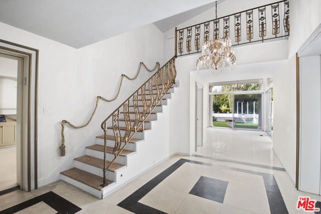 713 N Elm Drive, Beverly Hills CA: https://media.crmls.org/mediaz/c167d4a4-fb3c-4c0c-bb16-90ff8830719c.jpg