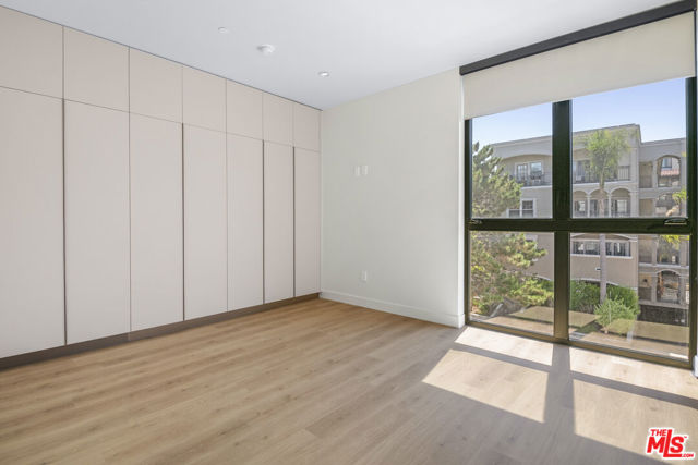 426 Arnaz Drive, Los Angeles CA: https://media.crmls.org/mediaz/c16803d1-daf3-4ece-91da-8d0996b44e8d.jpg