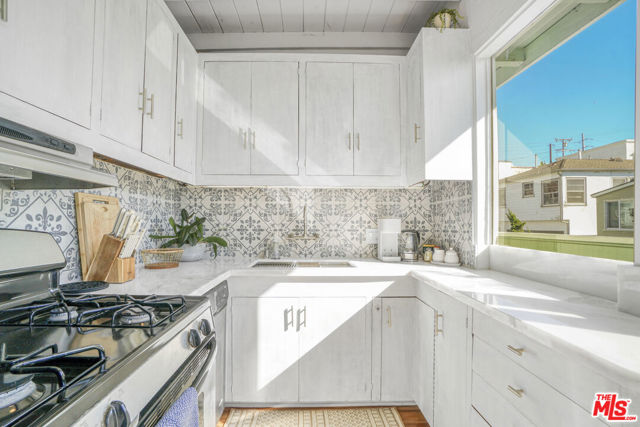 4400 Ocean Drive, Manhattan Beach CA: https://media.crmls.org/mediaz/c168c657-4d5e-44f9-8b5e-7feb42b26599.jpg