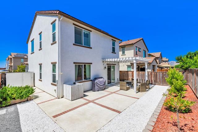 555 Sparrow Street, Hollister CA: https://media.crmls.org/mediaz/c16b2be2-3b75-410f-9ed6-2aacaad6399a.jpg