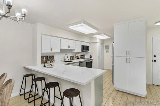 2600 Torrey Pines Rd, La Jolla CA: https://media.crmls.org/mediaz/c16cba17-411c-4b26-bee7-0fdafac1f995.jpg