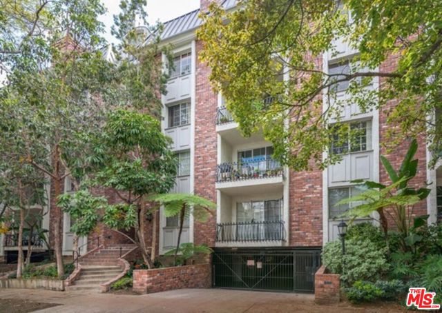 1375 Kelton Avenue, Los Angeles CA: https://media.crmls.org/mediaz/c16d196d-a4c0-4b85-854d-19c5334b19d2.jpg
