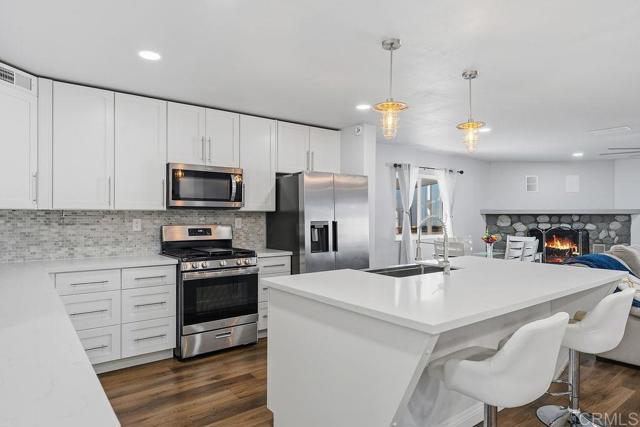 927 Cottonwood Court, Corona CA: https://media.crmls.org/mediaz/c16e617b-f3d6-4a67-aefd-822532a5d947.jpg