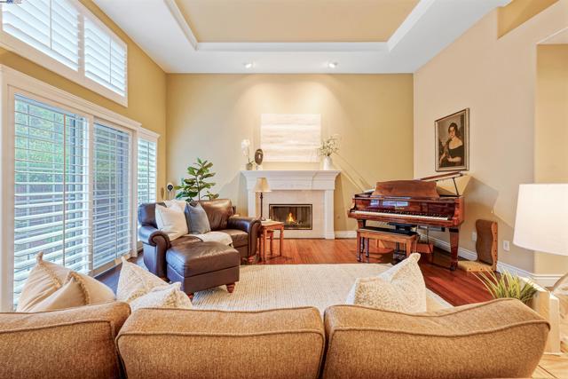 729 Montevino Dr, Pleasanton CA: https://media.crmls.org/mediaz/c16e6a76-e0ff-492e-9f60-757a8958e362.jpg