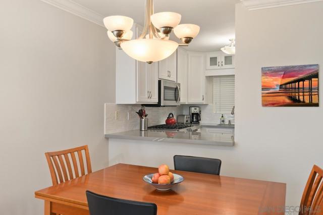 7509 DRAPER AVE, La Jolla CA: https://media.crmls.org/mediaz/c16ed149-6660-469d-b64f-ec546259679f.jpg
