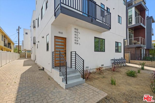 910 N Hudson Avenue, Los Angeles CA: https://media.crmls.org/mediaz/c16f2692-acdd-416f-a0b9-2c6a9334217d.jpg