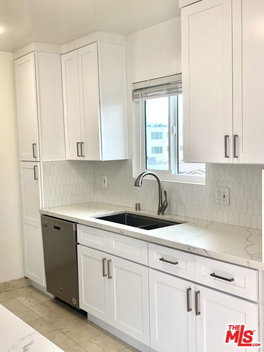1097 S Bedford Drive, Los Angeles CA: https://media.crmls.org/mediaz/c16fa490-04b1-4e66-82b0-41eb7a6ffb01.jpg