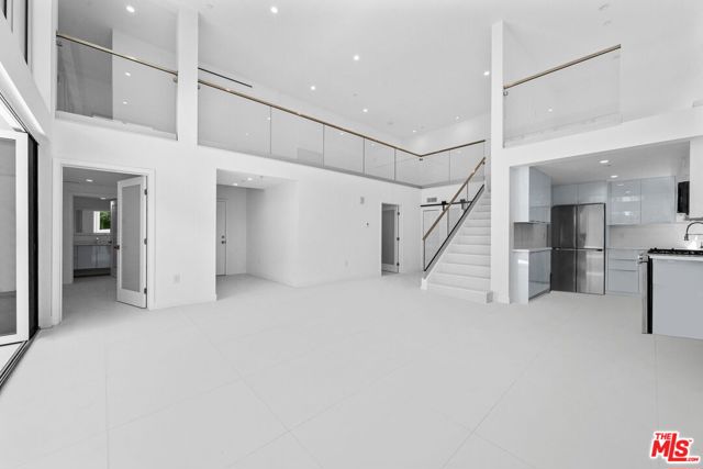 621 N Kings Road, West Hollywood CA: https://media.crmls.org/mediaz/c16faa1e-af6a-4ec5-9515-c8e2f1930c00.jpg