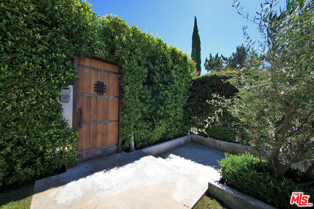3054 Elvido Drive, Los Angeles CA: https://media.crmls.org/mediaz/c1704175-77b5-4892-a754-dc8f2251b82d.jpg