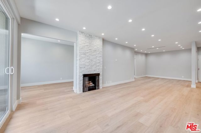 Image 17 of 38 For 1557 Beverly Glen Boulevard 203
