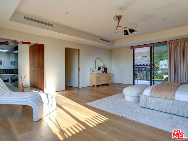 8674 Edwin Drive, Los Angeles CA: https://media.crmls.org/mediaz/c1721eec-576d-4be2-8f86-2b76e9b6034b.jpg