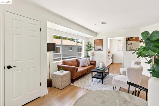 221 Village Pl, Martinez CA: https://media.crmls.org/mediaz/c1725120-d293-4562-85c9-94a696974059.jpg