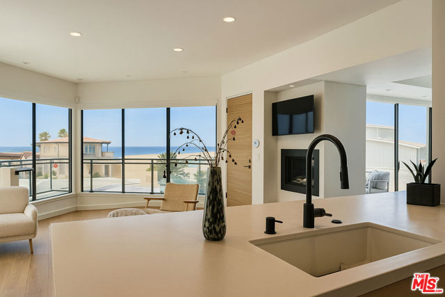 734 Esplanade, Redondo Beach, California 90277, 2 Bedrooms Bedrooms, ,2 BathroomsBathrooms,Residential,For Sale,Esplanade,25559139