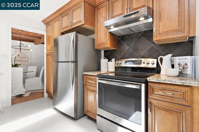 180 Ivy Drive, Orinda CA: https://media.crmls.org/mediaz/c174ecc1-850b-4468-a2e4-f4ba0ab8727b.jpg