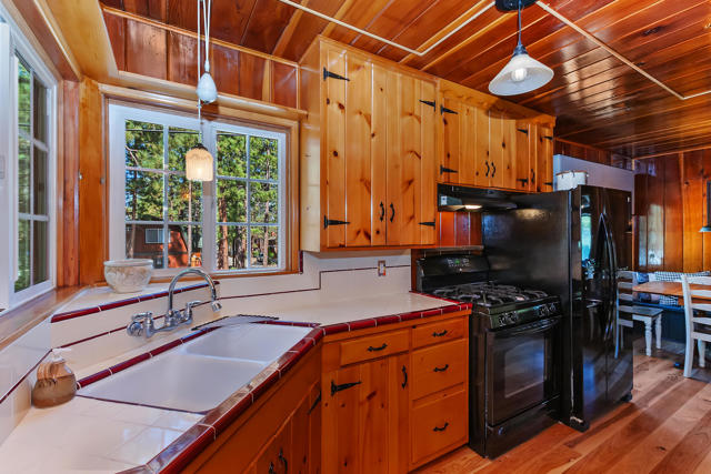 300 E Aeroplane Boulevard, Big Bear CA: https://media.crmls.org/mediaz/c1768da8-601d-446f-872c-551648a8df48.jpg