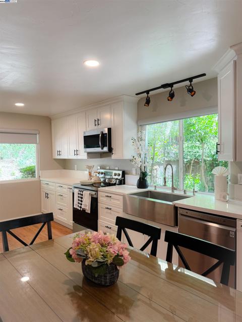 148 Ascot Ct, Moraga CA: https://media.crmls.org/mediaz/c1770316-3270-48c5-8db3-6f5920c68876.jpg