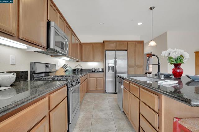 1030 Clear Lake Dr, Oakley CA: https://media.crmls.org/mediaz/c1777ca2-c9f5-443c-bb2b-b84c36e71eb4.jpg