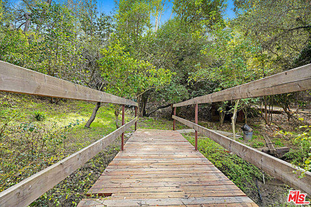 3351 Coldwater Canyon Avenue, Los Angeles CA: https://media.crmls.org/mediaz/c1779764-1a0f-4396-8e69-116fb0e3a5cd.jpg