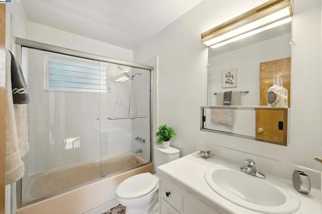 1556 Lincoln Ave, Alameda CA: https://media.crmls.org/mediaz/c17bed31-a33b-433f-87fc-bcb0356cda55.jpg