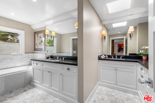 14226 Chandler Boulevard, Sherman Oaks CA: https://media.crmls.org/mediaz/c17cab26-798e-455a-8c07-67945f48b7ec.jpg