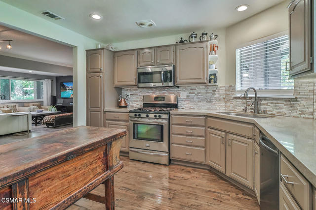 2433 Calle Narciso, Thousand Oaks CA: https://media.crmls.org/mediaz/c17dcc4d-9ff3-413c-bfc7-ce7e255bafb9.jpg