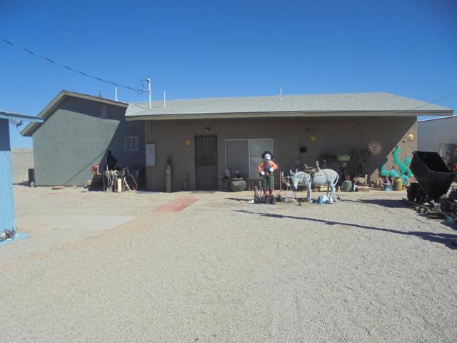 5682 Colorado River Road, Blythe CA: https://media.crmls.org/mediaz/c17eac04-258d-41f0-a20e-2d5f1d80019b.jpg