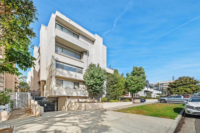 Detail Gallery Image 1 of 37 For 11915 Gorham Ave #3,  Los Angeles,  CA 90049 - 2 Beds | 2 Baths