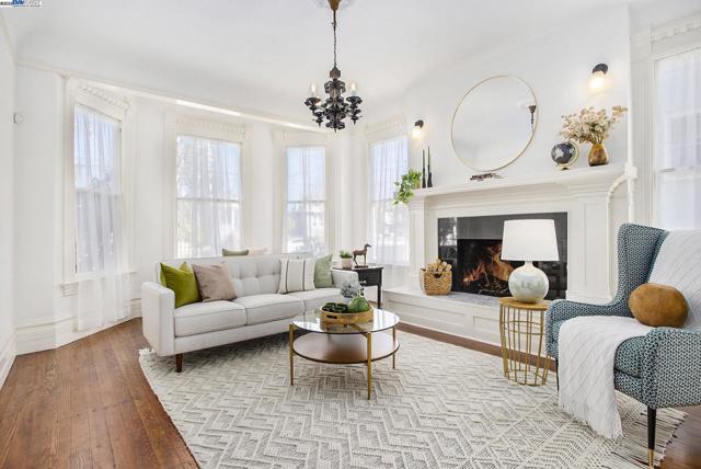 2120 Encinal, Alameda CA: https://media.crmls.org/mediaz/c17fcd5e-57fc-431f-a5e0-a12955bac4d8.jpg