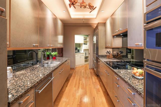 700 Front St, San Diego CA: https://media.crmls.org/mediaz/c1801bba-c904-4ac5-8b2e-88e12e4998ff.jpg