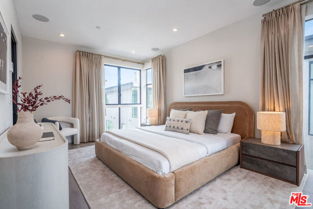 4427 Studio Place, Studio City CA: https://media.crmls.org/mediaz/c1804de1-0298-4275-a744-635422c4a5b5.jpg