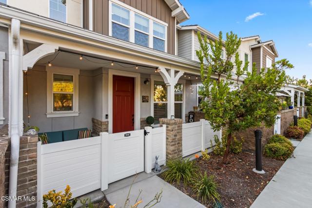 230 Farmhouse Drive, Simi Valley CA: https://media.crmls.org/mediaz/c1818187-946e-479b-a28e-ff2c255bcf79.jpg